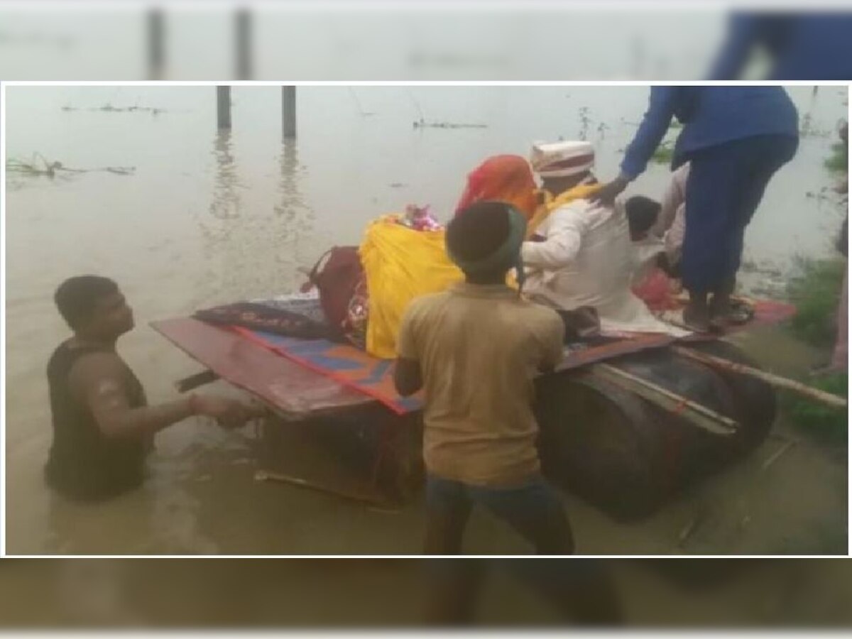 बिहार में अनोखा निकाह, बाढ़ के बीच नाव पर आया दूल्हा, बारातियों ने पानी में किया DJ डांस.