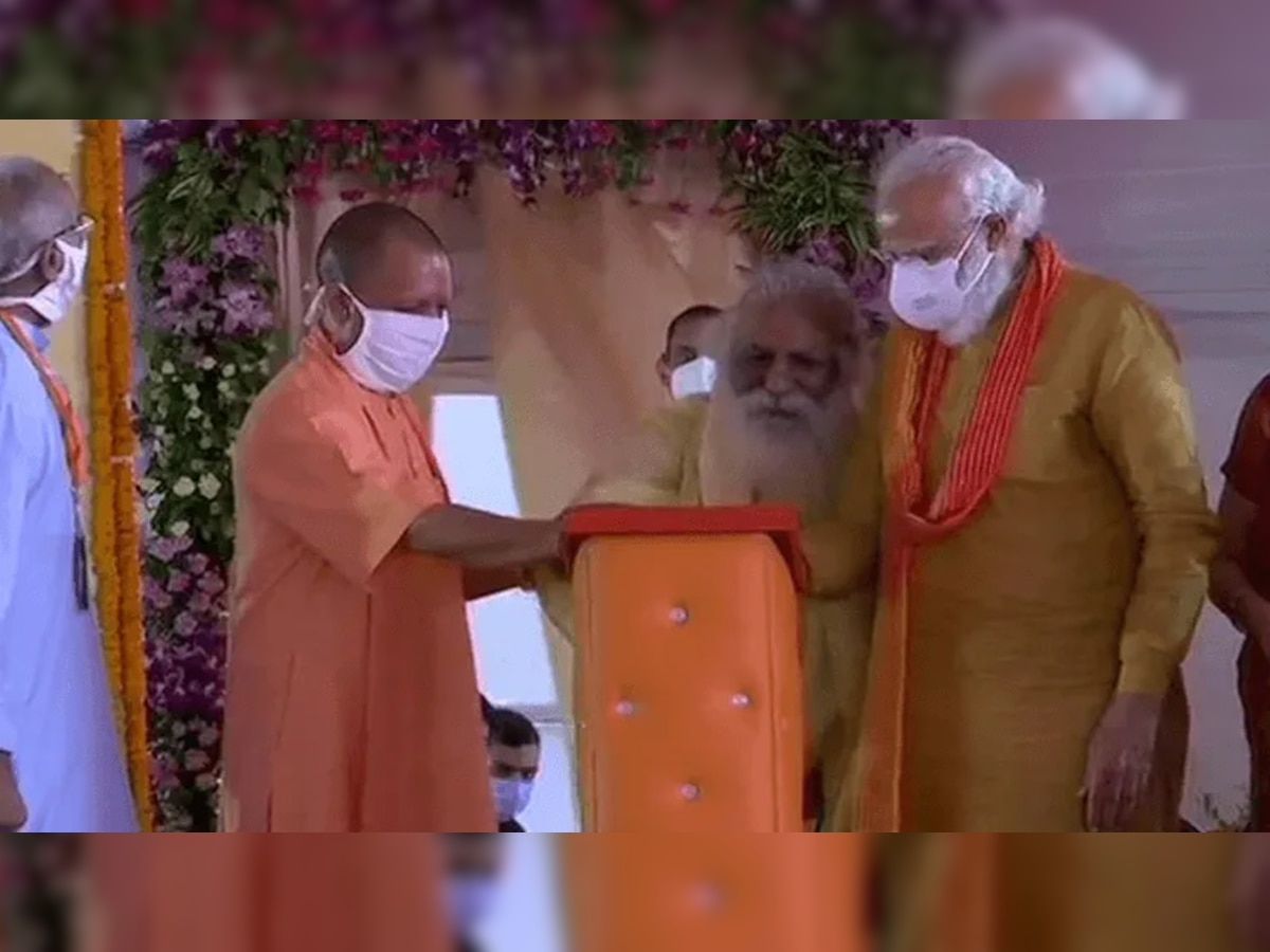 राम मंदिर भूमि पूजन कार्यक्रम के दौरान पीएम मोदी और सीएम योगी के साथ महंत नृत्य गोपाल दास. (Photo: Twitter))