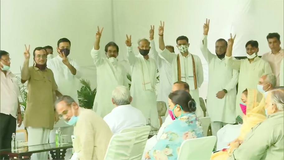 राजस्थान: गिले शिकवे भुलाकर गले मिले गहलोत और पायलट