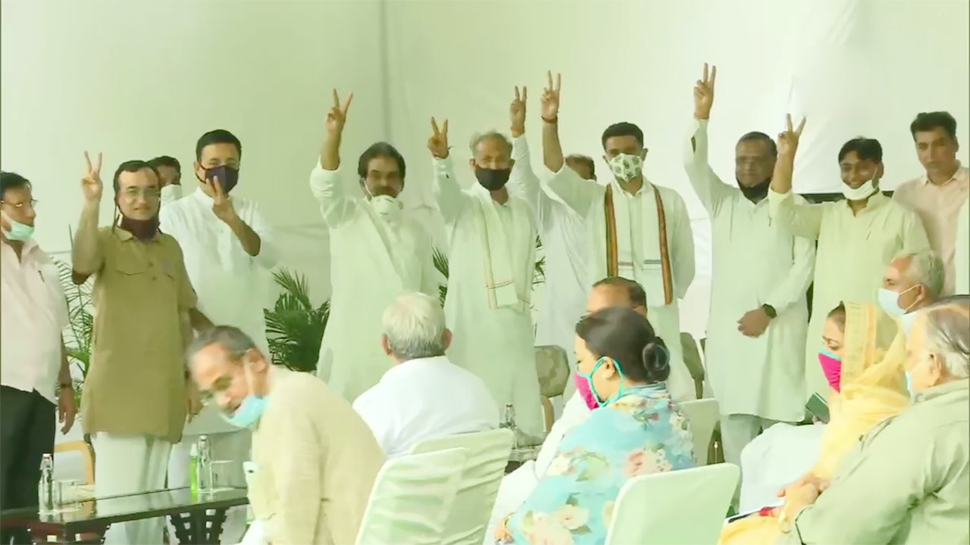 राजस्थान: गिले शिकवे भुलाकर गले मिले गहलोत और पायलट राजस्थान: गिले शिकवे भुलाकर गले मिले गहलोत और पायलट
