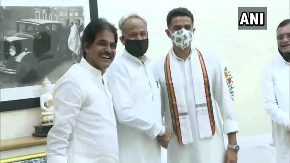 सचिन पायलट और सीएम अशोक गहलोत एक-दूसरे के साथ घुलते नजर आए. see beautiful images of sachin pilot and ashok gehlot meeting after crisis