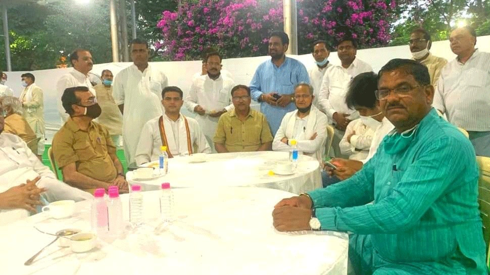 चाय-नाश्ता भी दोनों ने साथ-साथ ही किया. see beautiful images of sachin pilot and ashok gehlot meeting after crisis