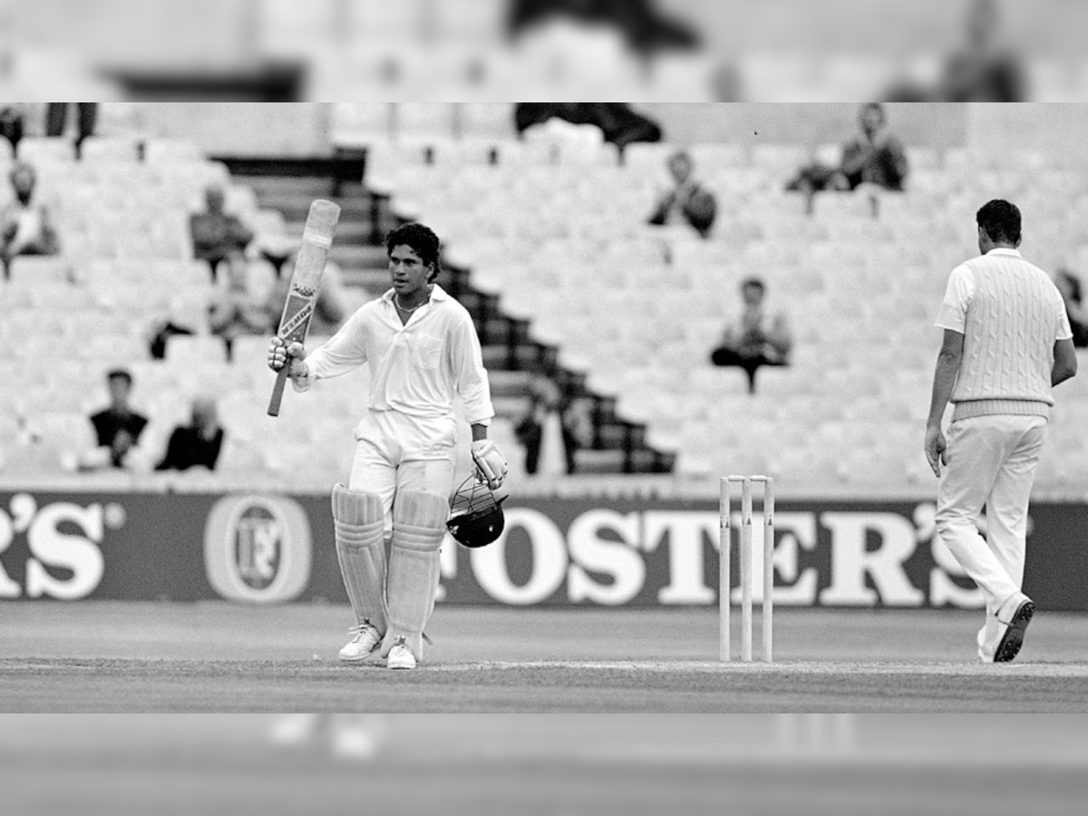 अपने अंतरराष्ट्रीय करियर का पहला शतक लगाने के बाद जश्न मनाते सचिन तेंदुलकर. (फोटो-Twitter/ICC)