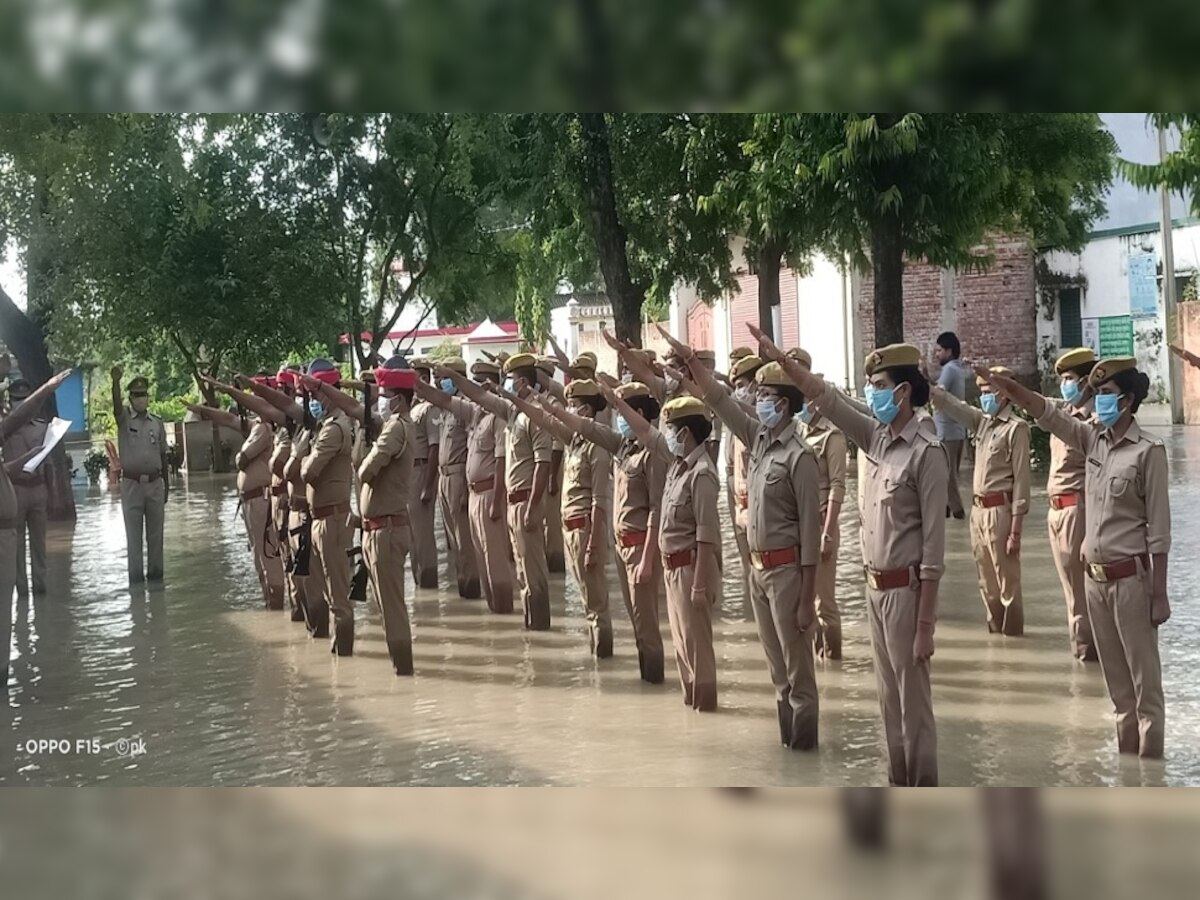 बौंडी थाने में स्वतंत्रता दिवस मनाते पुलिसकर्मी 