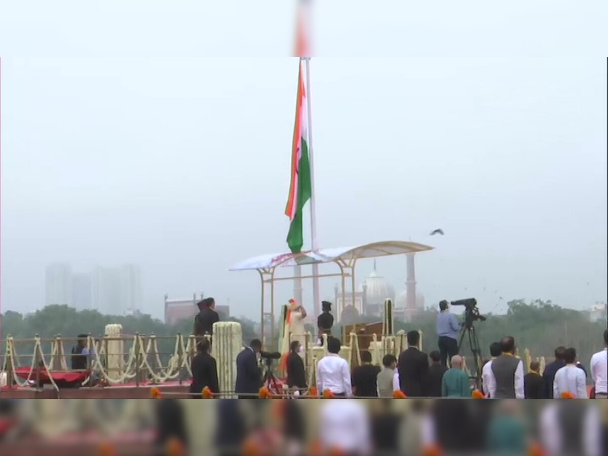 PM मोदी ने लाल किले पर झंडा फहराकर बनाया नया रिकॉर्ड, देखें अलग-अलग तस्वीरें