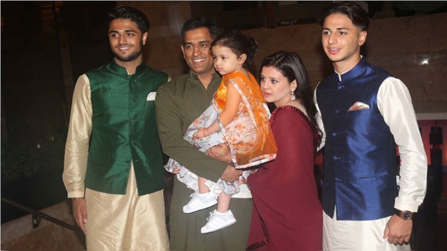 मुंह बोली बहन की शादी में माही जरा हटके, साक्षी ने लगाए थे ठुमके, रॉयल ड्रेस में दिखे थे धोनी