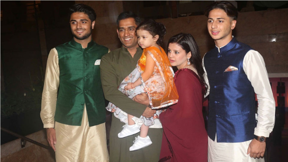 मुंह बोली बहन की शादी में माही जरा हटके, साक्षी ने लगाए थे ठुमके, रॉयल ड्रेस में दिखे थे धोनी मुंह बोली बहन की शादी में माही जरा हटके, साक्षी ने लगाए थे ठुमके, रॉयल ड्रेस में दिखे थे धोनी