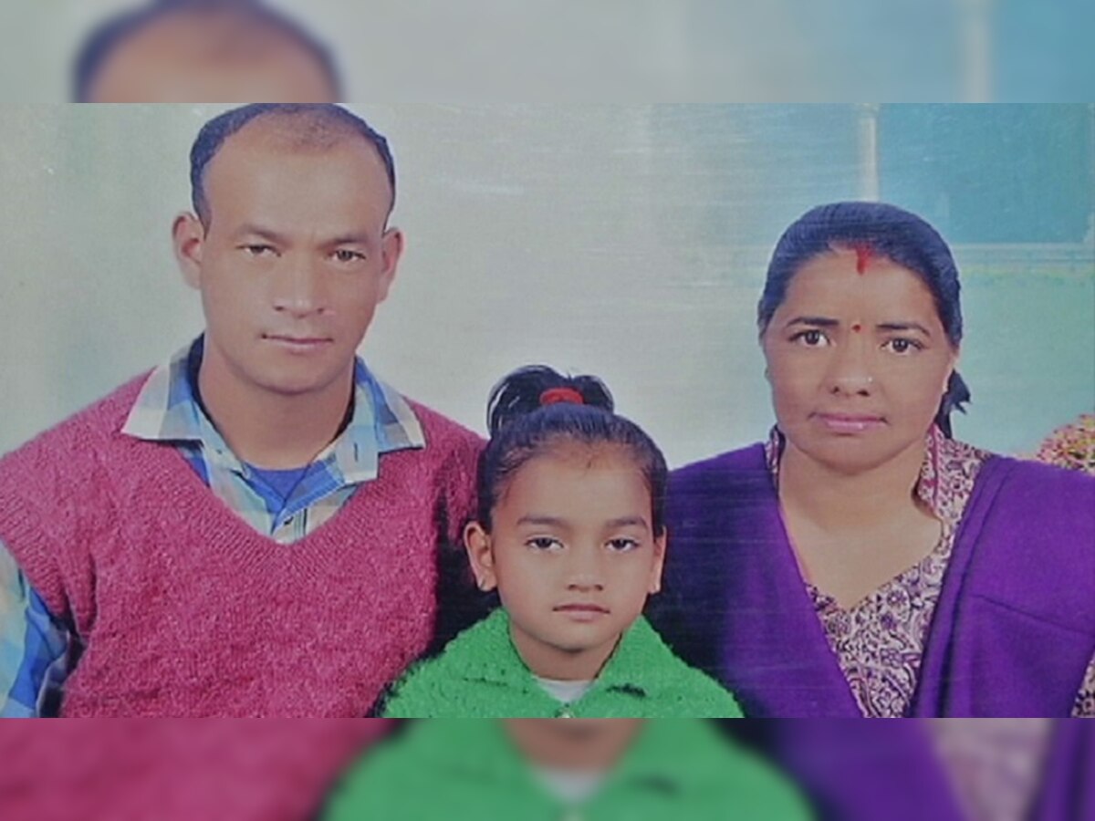 शहीद राजेंद्र सिंह नेगी की पत्नी राजेश्वरी और बेटी के साथ पुरानी तस्वीर.