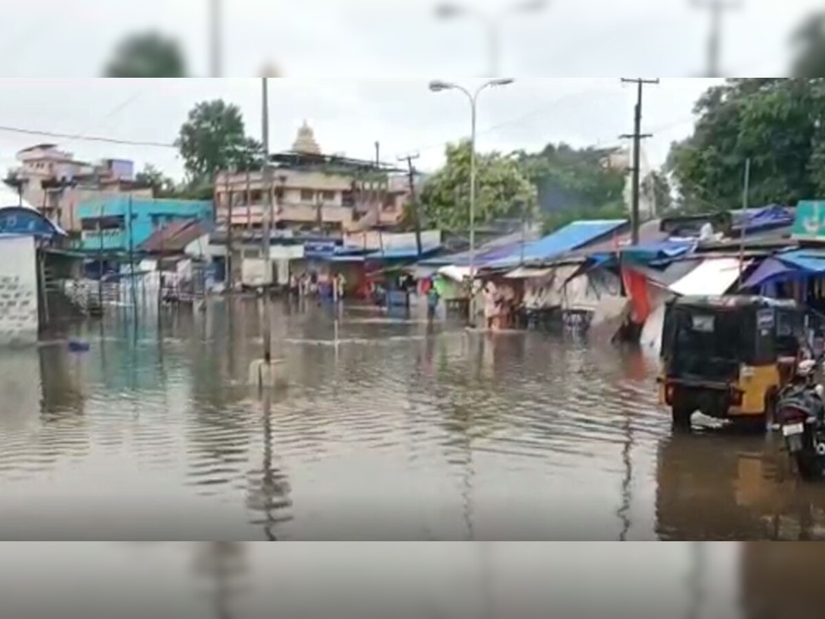 गोदावरी के बढ़ते जलस्तर की वजह से कोंटा के बस्ती में पहुंचा पानी