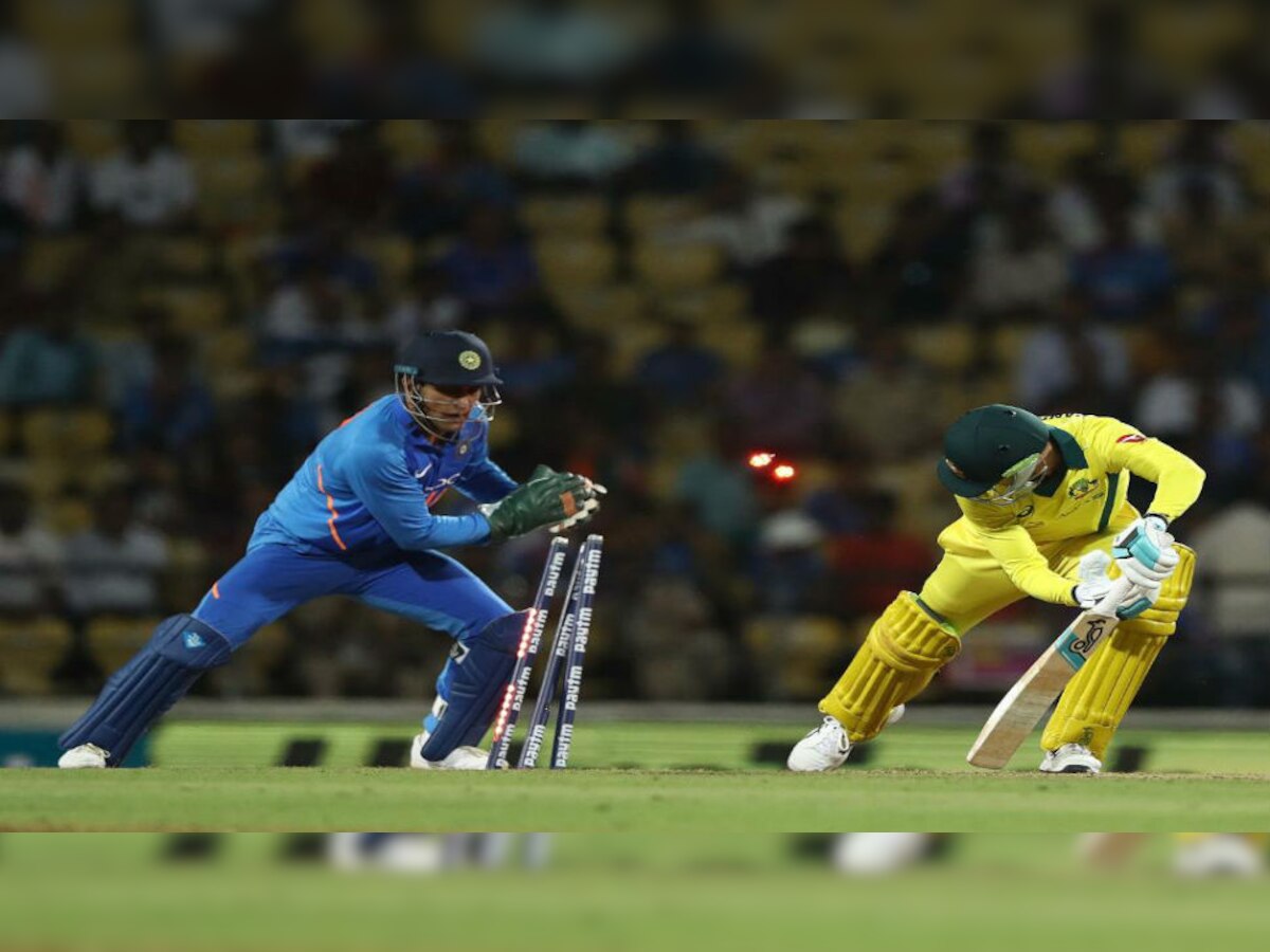 एक मैच के दौरान ऑस्ट्रेलियाई बल्लेबाज को स्टंप करते महेंद्र सिंह धोनी. फोटो:Twitter
