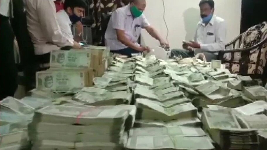 1.1 करोड़ रुपये की रिश्वत लेते रंगे हाथों पकड़ा गया तहसीलदार, 500 ग्राम सोना भी बरामद