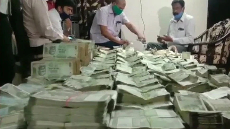 1.1 करोड़ रुपये की रिश्वत लेते रंगे हाथों पकड़ा गया तहसीलदार, 500 ग्राम सोना भी बरामद 1.1 करोड़ रुपये की रिश्वत लेते रंगे हाथों पकड़ा गया तहसीलदार, 500 ग्राम सोना भी बरामद