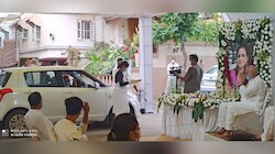 गुजरात: अनोखे अंदाज में आयोजित हुई शोक सभा, लोगों ने गाड़ी में बैठकर दी श्रद्धांजलि