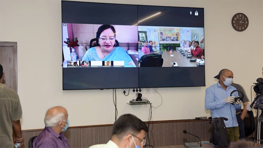 यौमे आज़ादी के मौके पर मुनअकिद किया गया मुशायरा, कई ज़बानों में पेश किए गए शेर