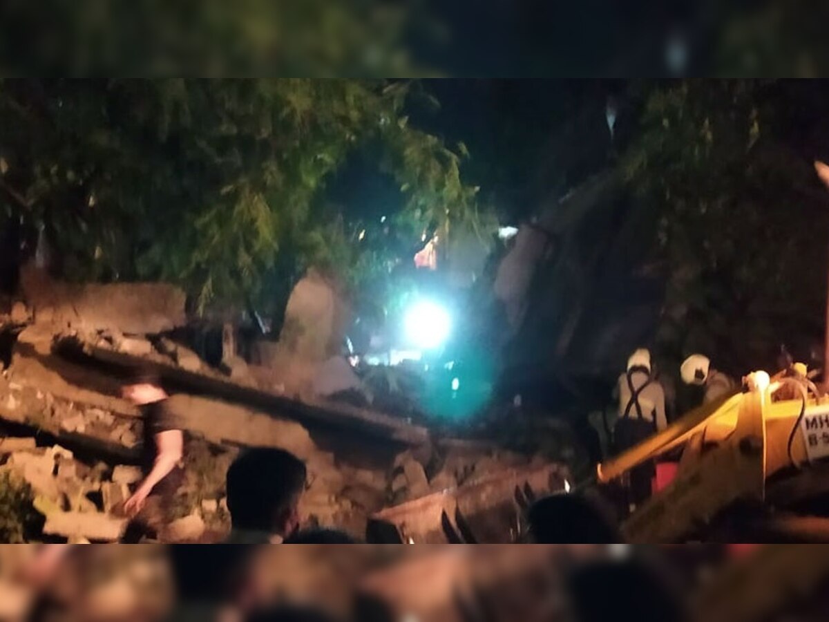 मुंबई के बांद्रा इलाके में अचानक गिरी 4 मंजिला इमारत, 2 घायल, बचाव कार्य जारी
