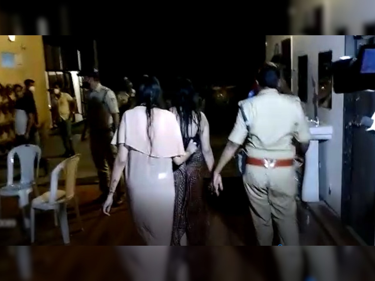 पार्टी करते युवक-युवतियों को गिरफ्तार कर ले जाती पुलिस