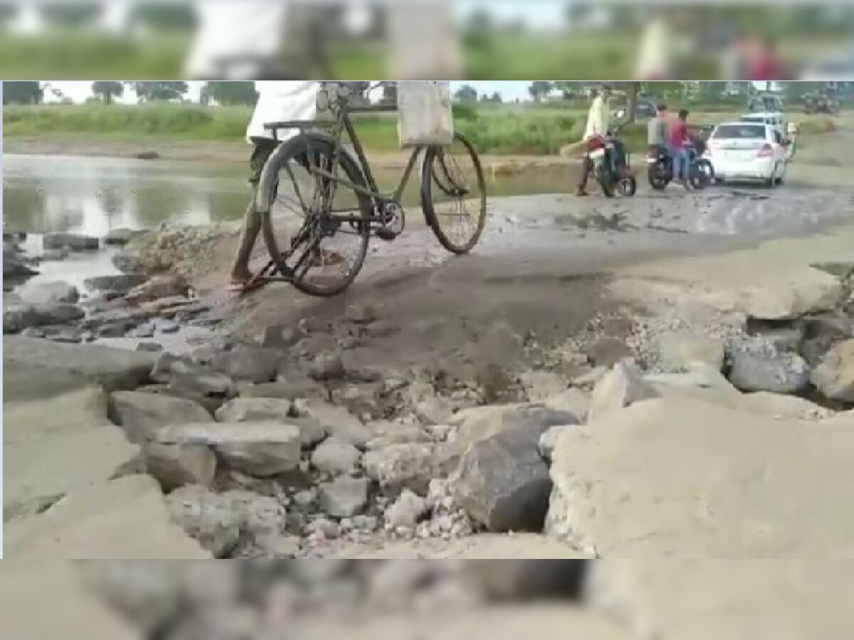 चतरा: गेरुआ नदी का छलटा टूटा, जान जोखिम में डालकर लोग कर रहे कुछ ऐसा...