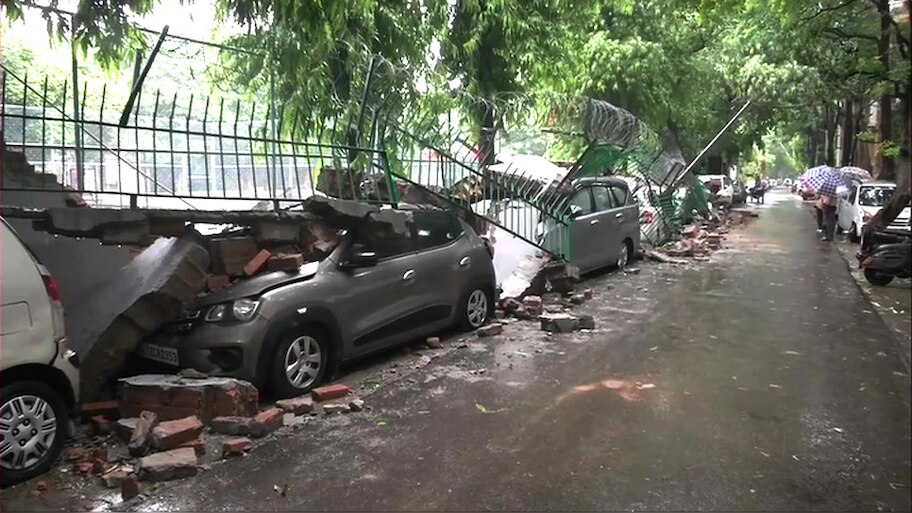 NCR में ज़बरदस्त बारिश: साकेत में गिरी स्कूल की दीवार, नीचे दबी कई गाड़ियां, Video देखें