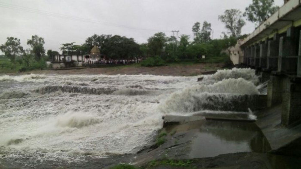 भारी बारिश के बाद खोले गए भदभदा डैम के 6 गेट, कलेक्टर को अलर्ट पर रहने के निर्देश भारी बारिश के बाद खोले गए भदभदा डैम के 6 गेट, कलेक्टर को अलर्ट पर रहने के निर्देश