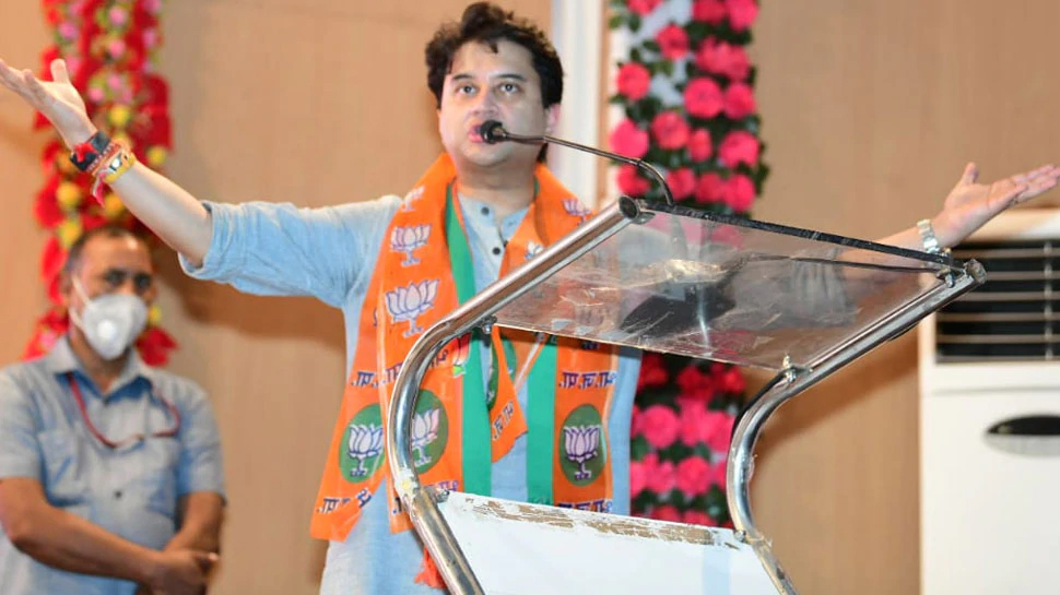 सिंधिया ने उतार फेंका कांग्रेस का दुपट्टा, शान से गले में डाला BJP का पटका सिंधिया ने उतार फेंका कांग्रेस का दुपट्टा, शान से गले में डाला BJP का पटका