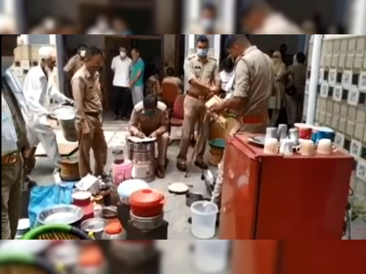 पुलिस अजहर खान के घर का सामान भी साथ ले गई. 