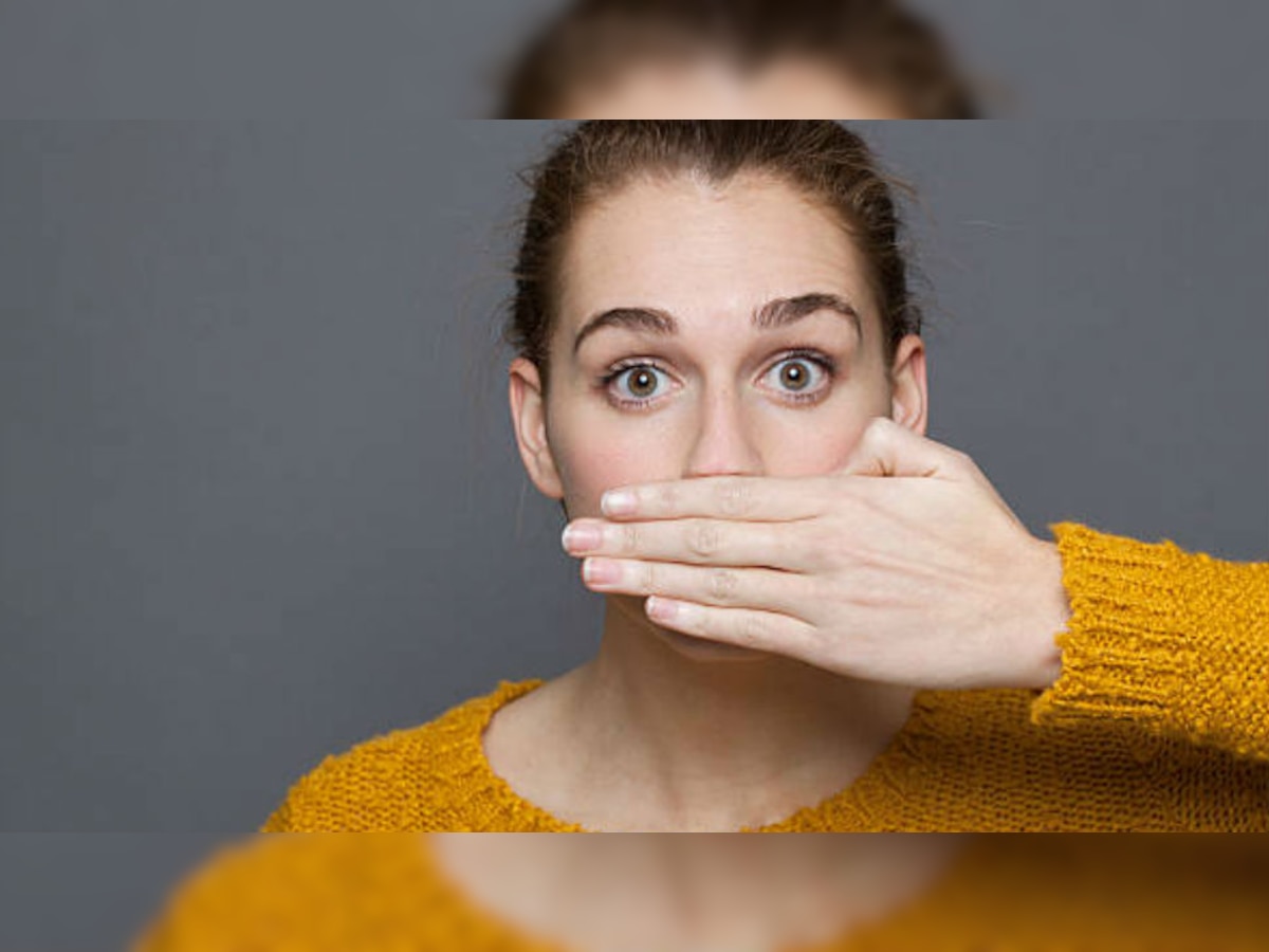 मुंह से आने वाली बदबू को हल्के में न लें, हो सकती हैं गंभीर बीमारियां; जानें लक्षण और समाधान