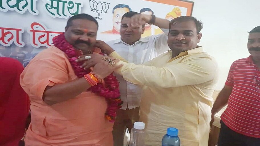 चांदी लूटने वाले गिरोह का सरगना निकला BJP नेता, देखिए भाजपा लीडरों के साथ तस्वीरें