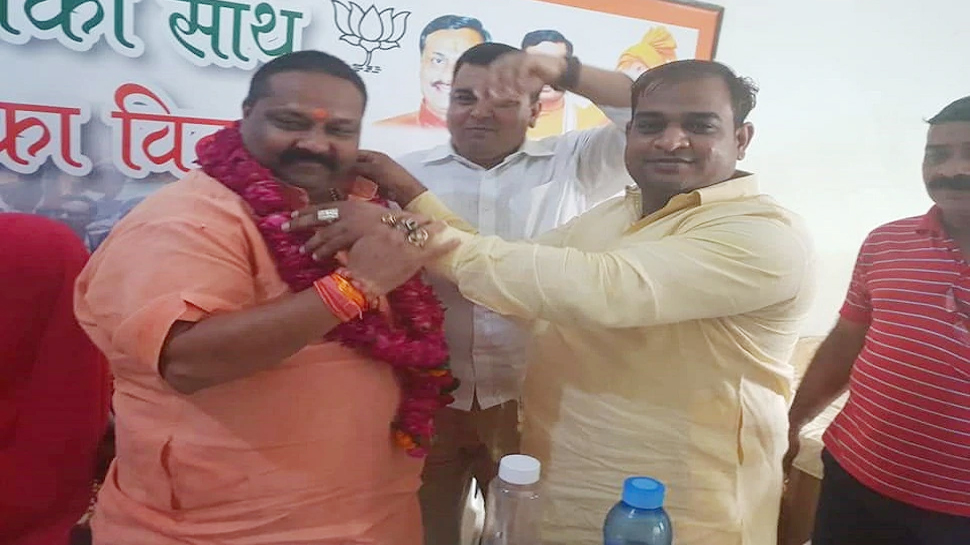 चांदी लूटने वाले गिरोह का सरगना निकला BJP नेता, देखिए भाजपा लीडरों के साथ तस्वीरें चांदी लूटने वाले गिरोह का सरगना निकला BJP नेता, देखिए भाजपा लीडरों के साथ तस्वीरें
