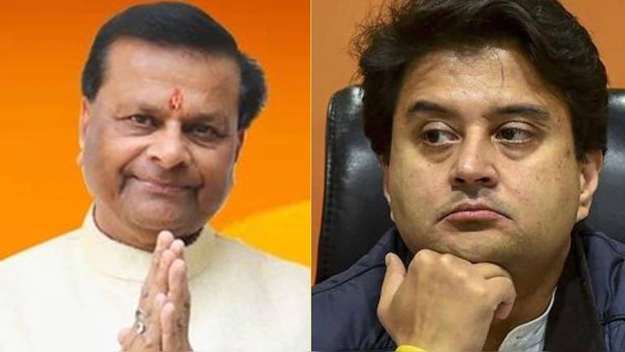 BJP लीडर ने ही कसा सिंधिया पर तंज़: कहा- दोमुंहे सांपों से बचें