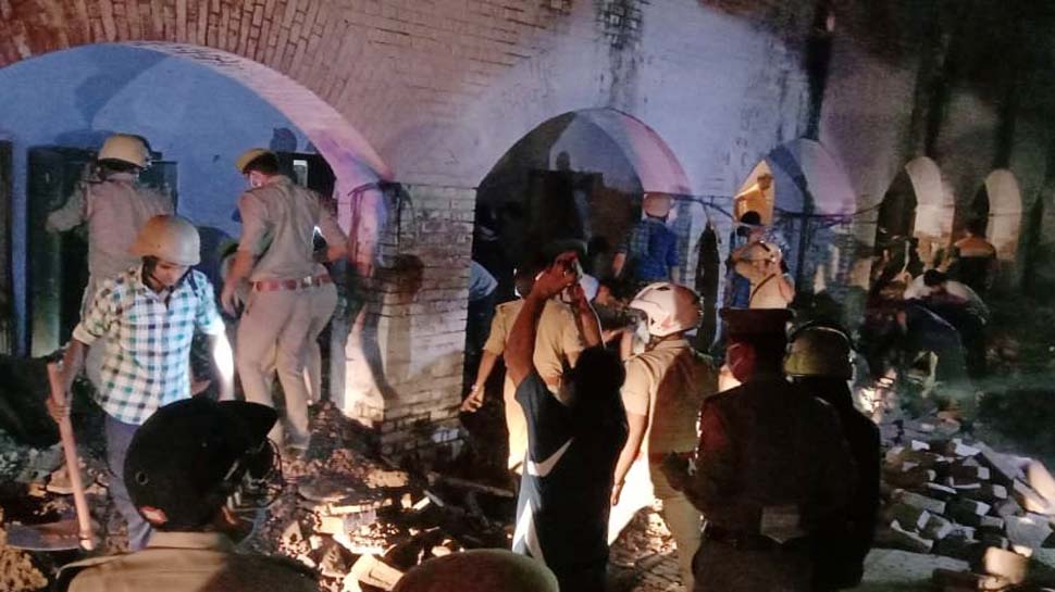 कानपुर: पुलिस लाइन में गिरी बैरक की छत, 1 सिपाही की मौत, 3 ज़ख्मी कानपुर: पुलिस लाइन में गिरी बैरक की छत, 1 सिपाही की मौत, 3 ज़ख्मी