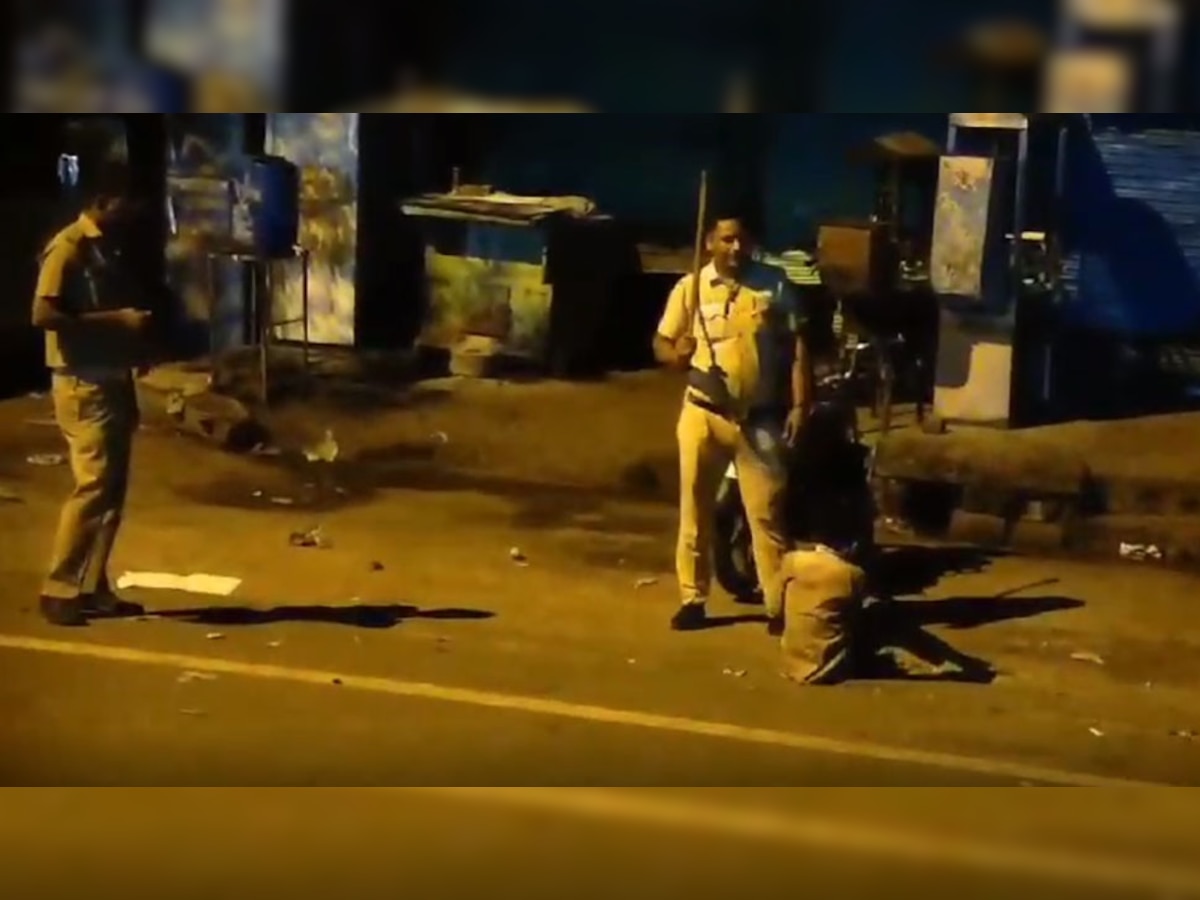 'दिल की पुलिस' ने बीच सड़क पर बरसाईं नाबालिग पर लाठियां, वीडियो हुआ वायरल