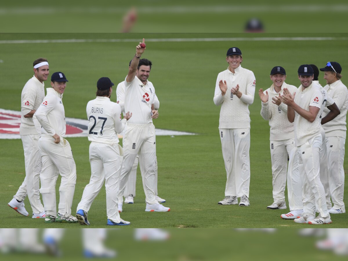 टेस्ट करियर में 600 विकेट पूरा करने के बाद जश्न मनाते जेम्स एंडरसन और साथी खिलाड़ी. (फोटो-PTI)