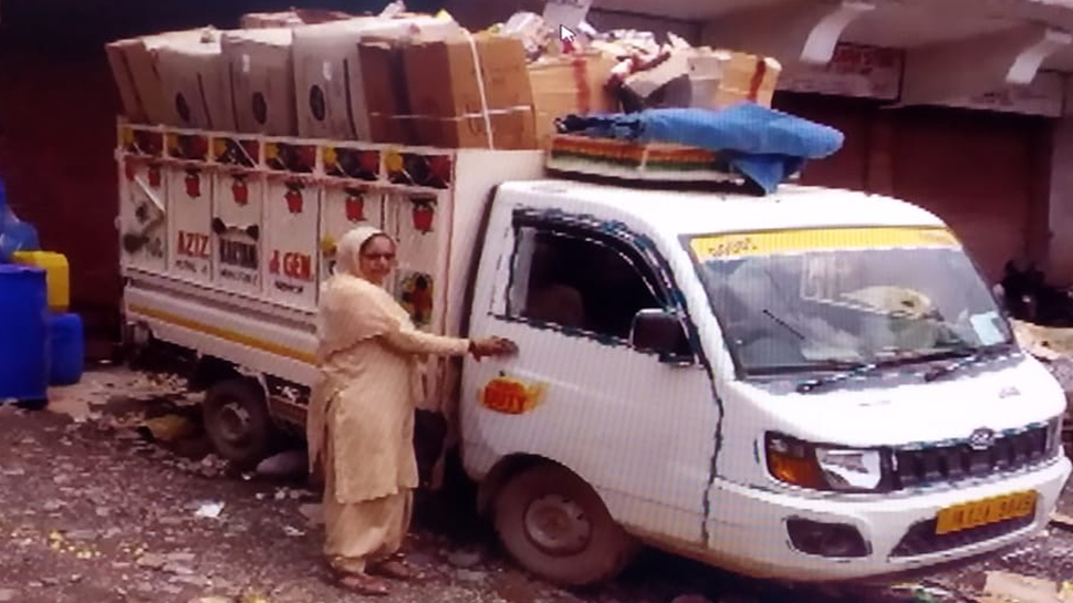 पुंछ जिले की पहली खातून ट्रक ड्राइवर बनीं नूरजान बेगम, गांव-गांव में करती हैं सामान की सप्लाई पुंछ जिले की पहली खातून ट्रक ड्राइवर बनीं नूरजान बेगम, गांव-गांव में करती हैं सामान की सप्लाई
