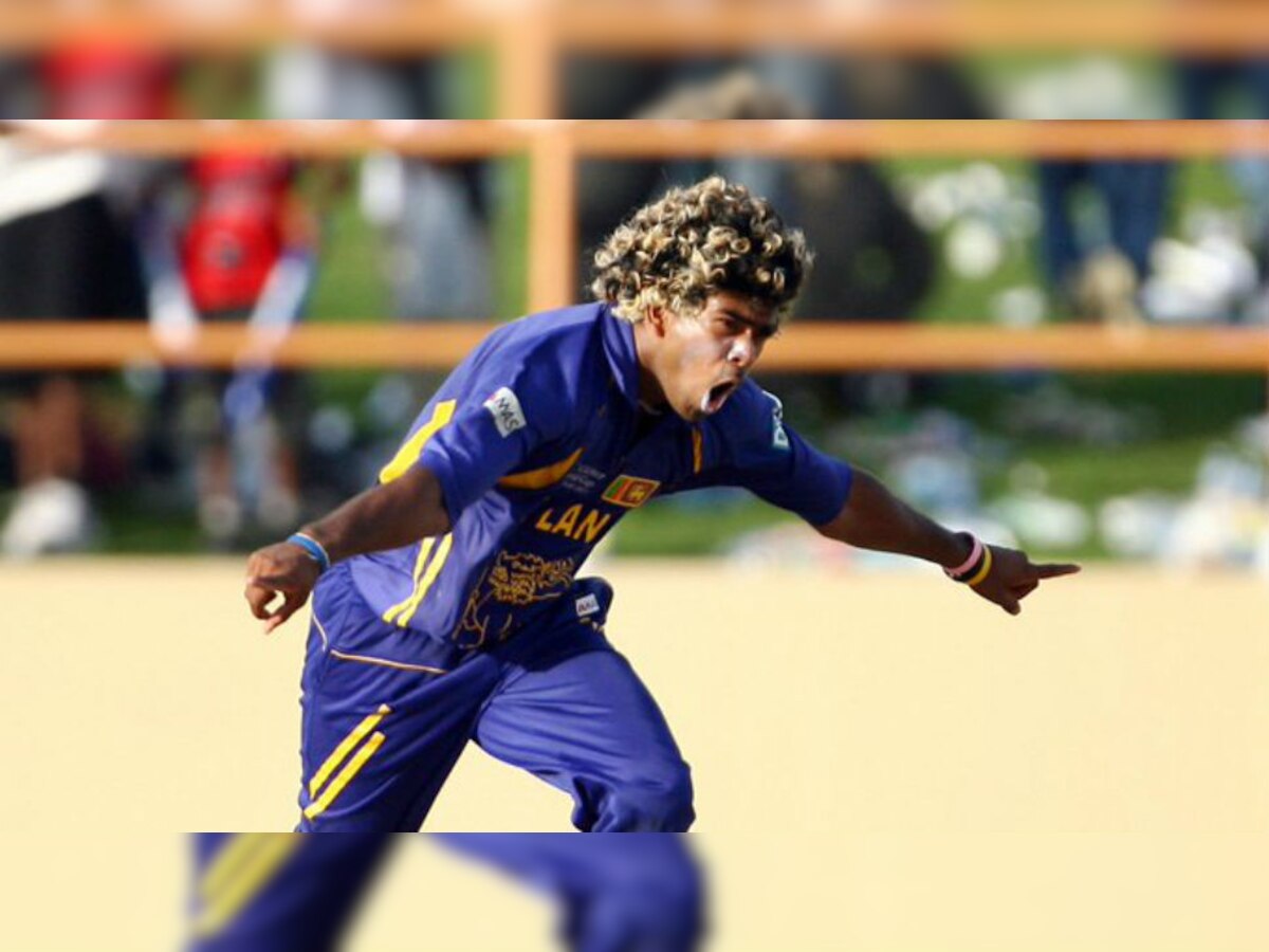 एक मैच के दौरान श्रीलंका के तेज गेंदबाज लसिथ मलिंगा. (फोटो-Twitter/@cricketworldcup)
