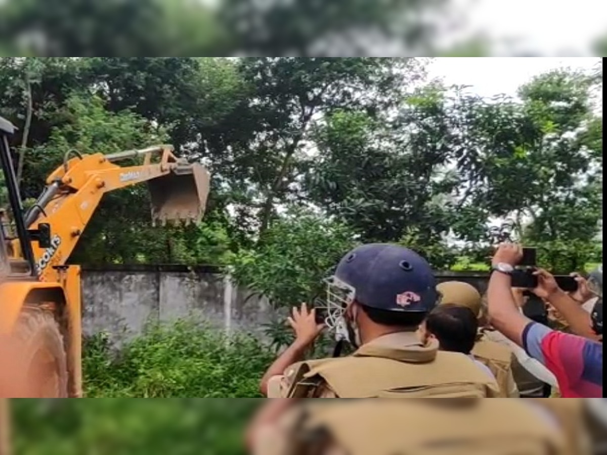 अवैध गोदाम तोड़ता बुलडोजर 