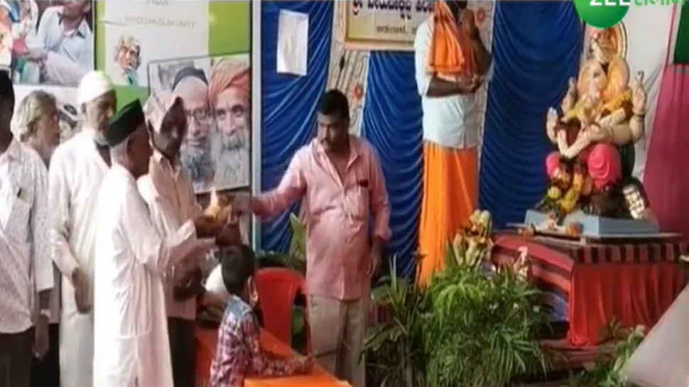 Video: एक ही पंडाल में देखने को मिली भगवान गणेश की मूर्ती और मुहर्रम की निशानियां Video: एक ही पंडाल में देखने को मिली भगवान गणेश की मूर्ती और मुहर्रम की निशानियां