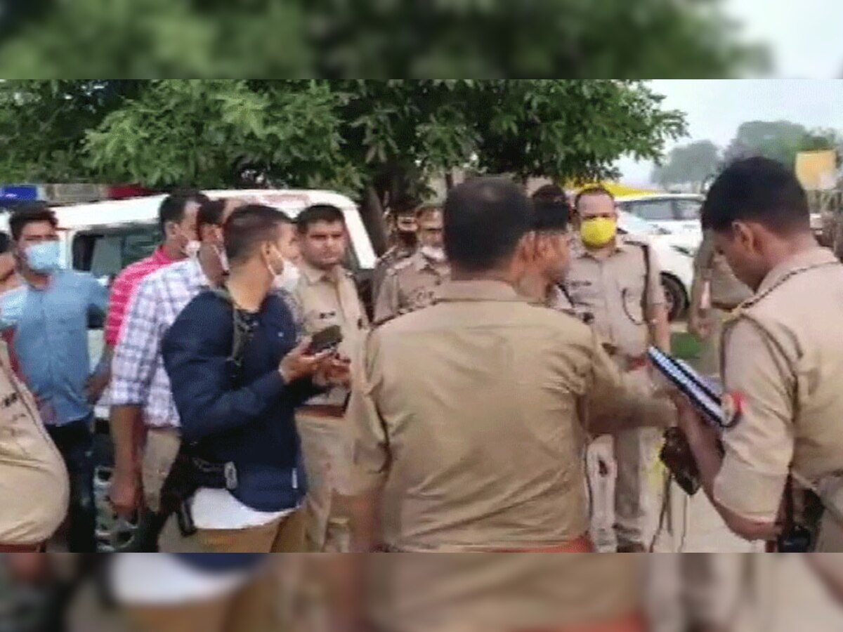 कानपुर पुलिस ने गैंगस्टर विकास दुबे के गुर्गों के खिलाफ एक और FIR दर्ज कर ली है.