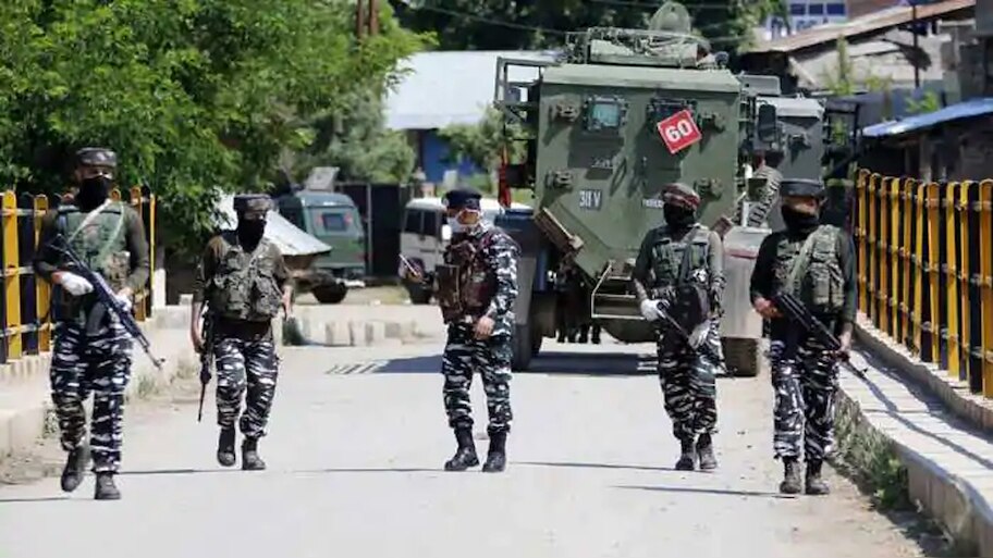 जम्मू-कश्मीर: सिक्योरिटी फोर्सेज़ ने ढेर किए 3 दहशतगर्द, एक ASI शहीद