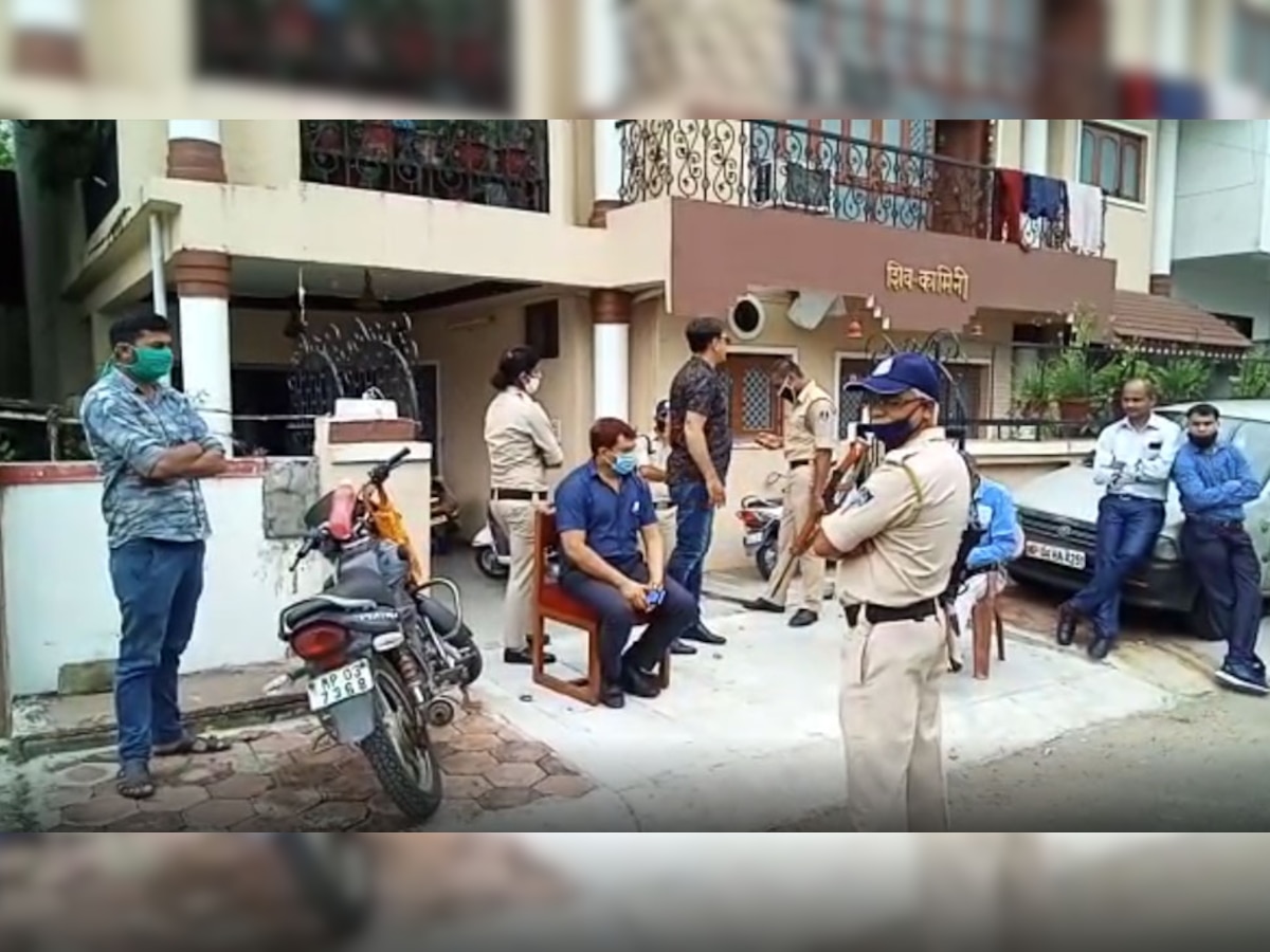 खनिज अधिकारी के घर पर मौजूद पुलिस की टीम