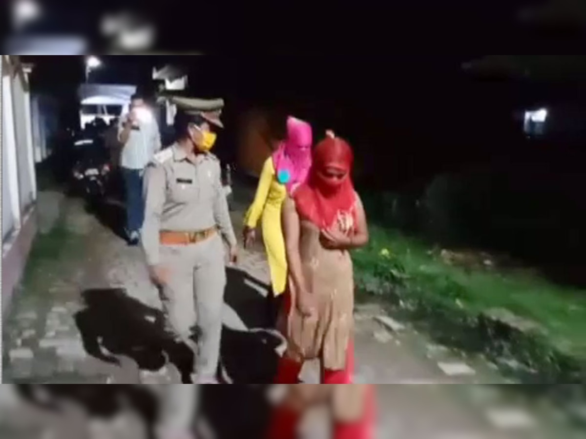 महाराजगंज में पुलिस ने छापेमारी कर ब्यूटी पार्लर की आड़ में चल रहे सेक्स रैकेट का भंडाफोड़ किया.