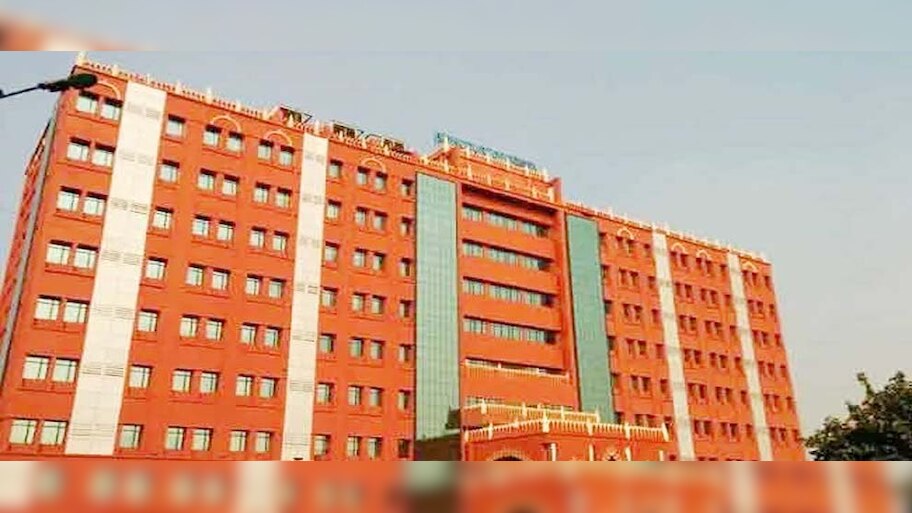 ସ୍କୁଲ ଫିକୁ ନେଇ ବଢୁଛି ଦ୍ୱନ୍ଦ୍ୱ