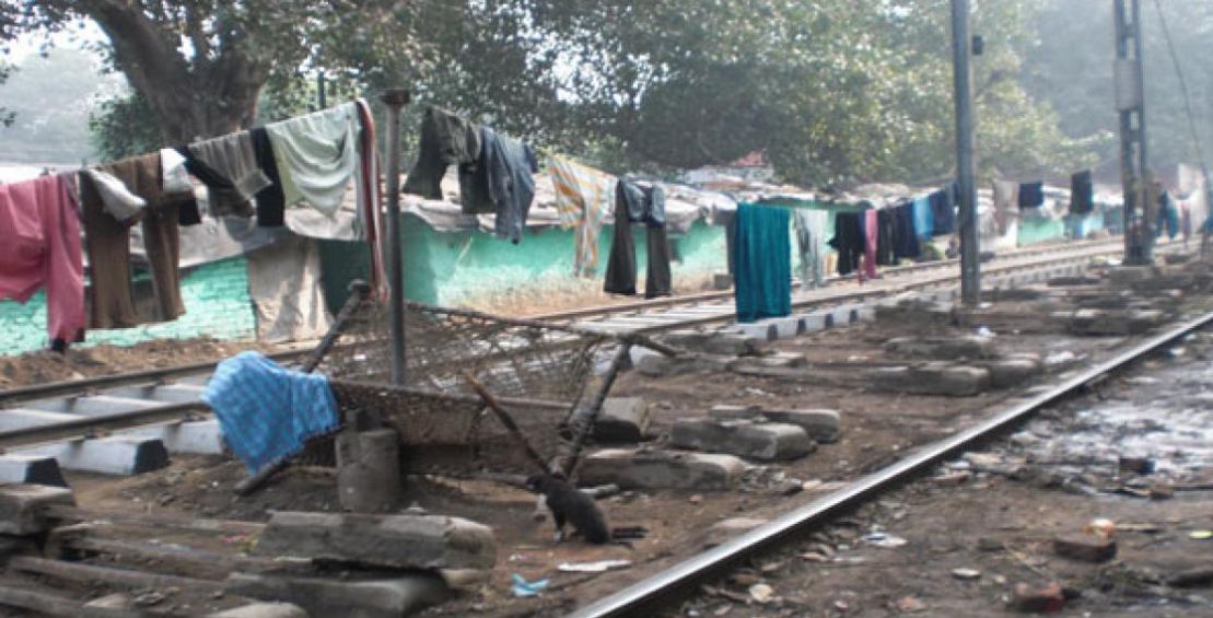सुप्रीम कोर्ट का आदेश, दिल्ली-NCR में रेलवे लाइन के किनारे हटाई जाएं झुग्गियां