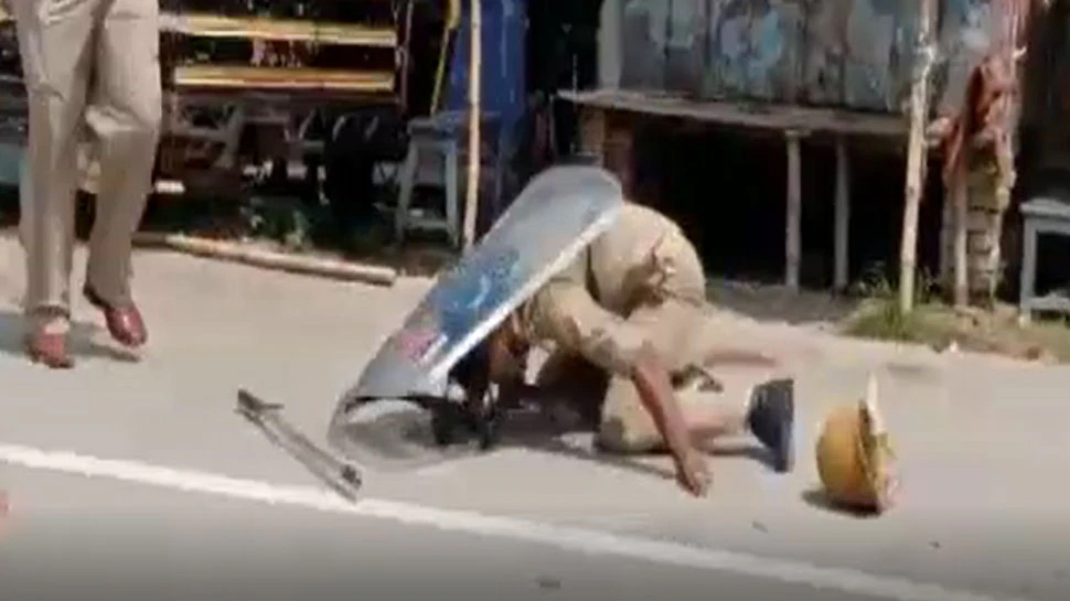 पुलिस चौकी में शख्स की पिटाई से भड़के लोगों ने पुलिस पर बरसाए पत्थर, कई ज़ख्मी पुलिस चौकी में शख्स की पिटाई से भड़के लोगों ने पुलिस पर बरसाए पत्थर, कई ज़ख्मी