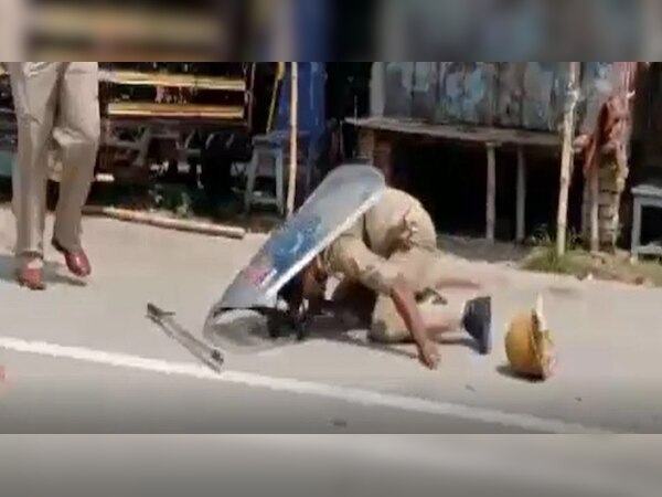 पुलिस चौकी में शख्स की पिटाई से भड़के लोगों ने पुलिस पर बरसाए पत्थर, कई ज़ख्मी