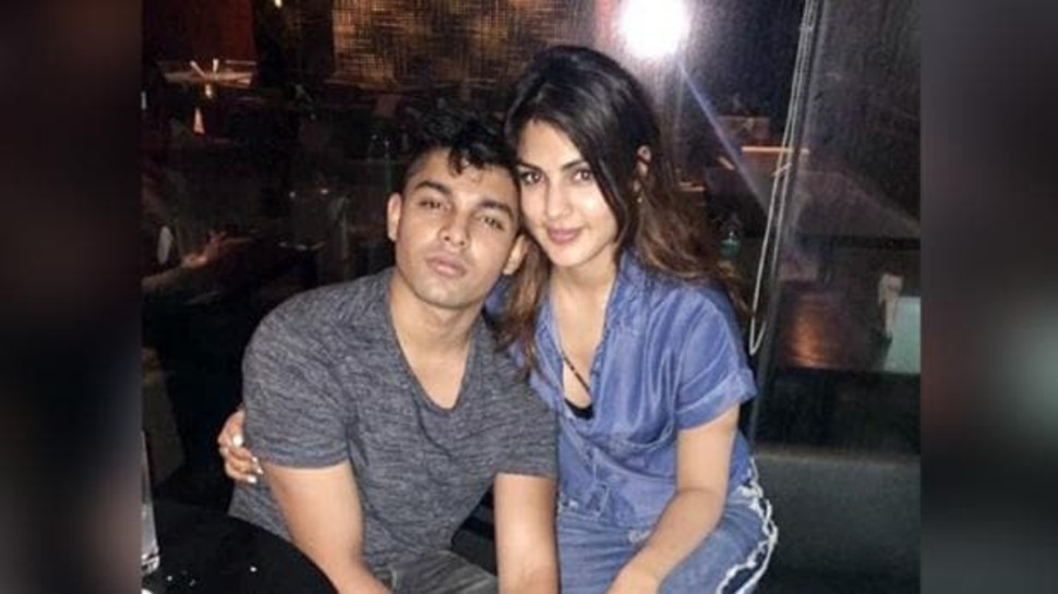 रिया चक्रवर्ती और शोविक चक्रवर्ती के बीच की एक चैट मिली है Rhea chakraborty and Showik chakraborty