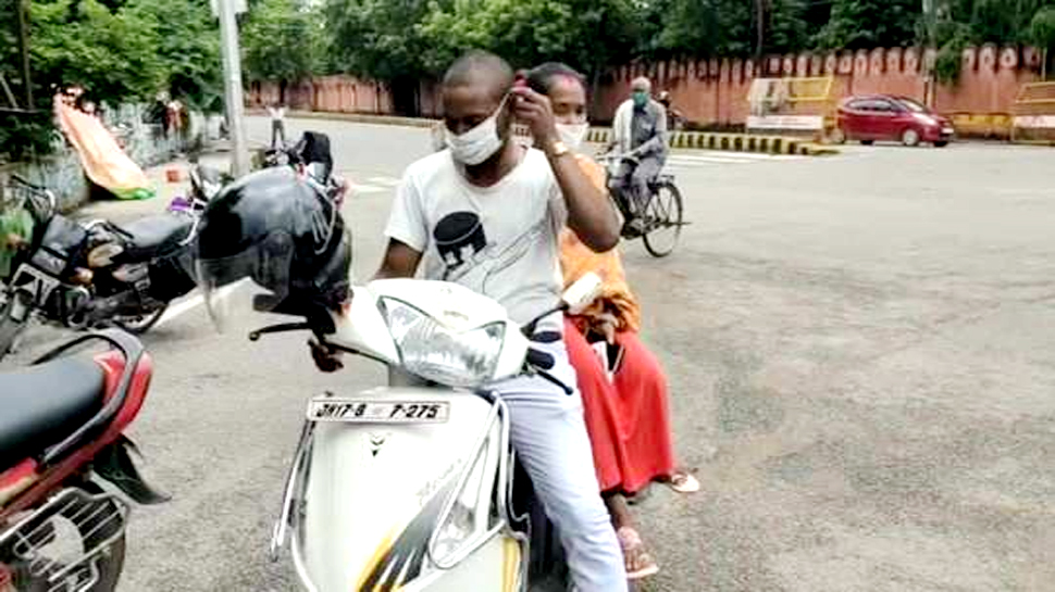 प्रेग्नेंट बीवी को इम्तिहान दिलाने के लिए शौहर स्कूटी तय किया 1100 KM का सफर प्रेग्नेंट बीवी को इम्तिहान दिलाने के लिए शौहर स्कूटी तय किया 1100 KM का सफर