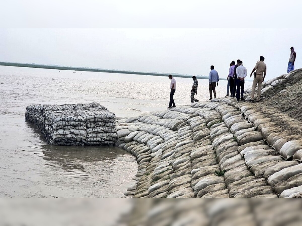 गंगा नदी खतरे के निशान से ऊपर बहने के कारण बाढ़ पीड़ितों की मुश्किलें कम होती नजर नही आ रही है. (फाइल फोटो)