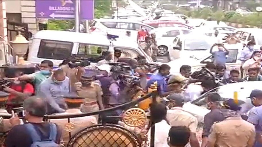 Drugs Case: NCB ने रिया को उनके घर जाकर दिया समन, जल्द हो सकती है गिरफ्तारी