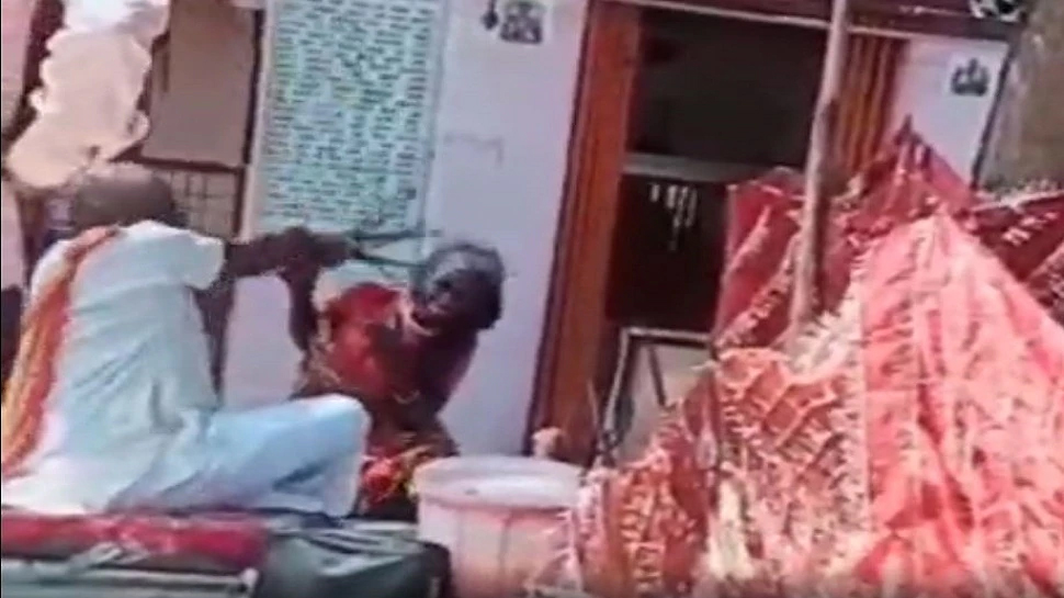 अंधविश्वास: भूत भगाने के नाम पर तांत्रिक ने खातून की गर्म ज़ंजीरों से की पिटाई अंधविश्वास: भूत भगाने के नाम पर तांत्रिक ने खातून की गर्म ज़ंजीरों से की पिटाई