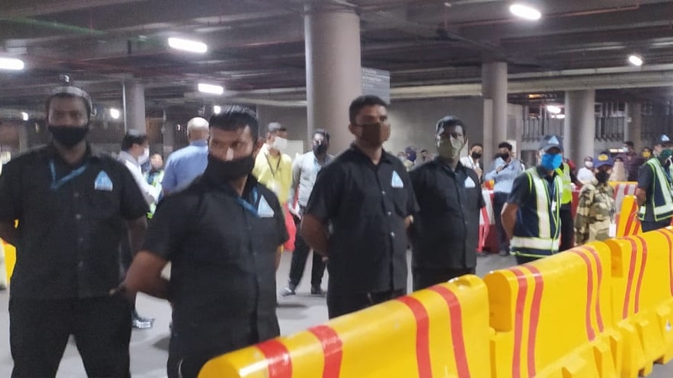 मुंबई पहुंची कंगना रनौत, एयरपोर्ट पर हिमायत और मुखालिफत में हो रहे प्रोटेस्ट